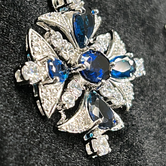 #30 Vintage Silver Pendant,Round Cut Clear Crystals, W Deep Blue Crystal Accents - Picture 2 of 7